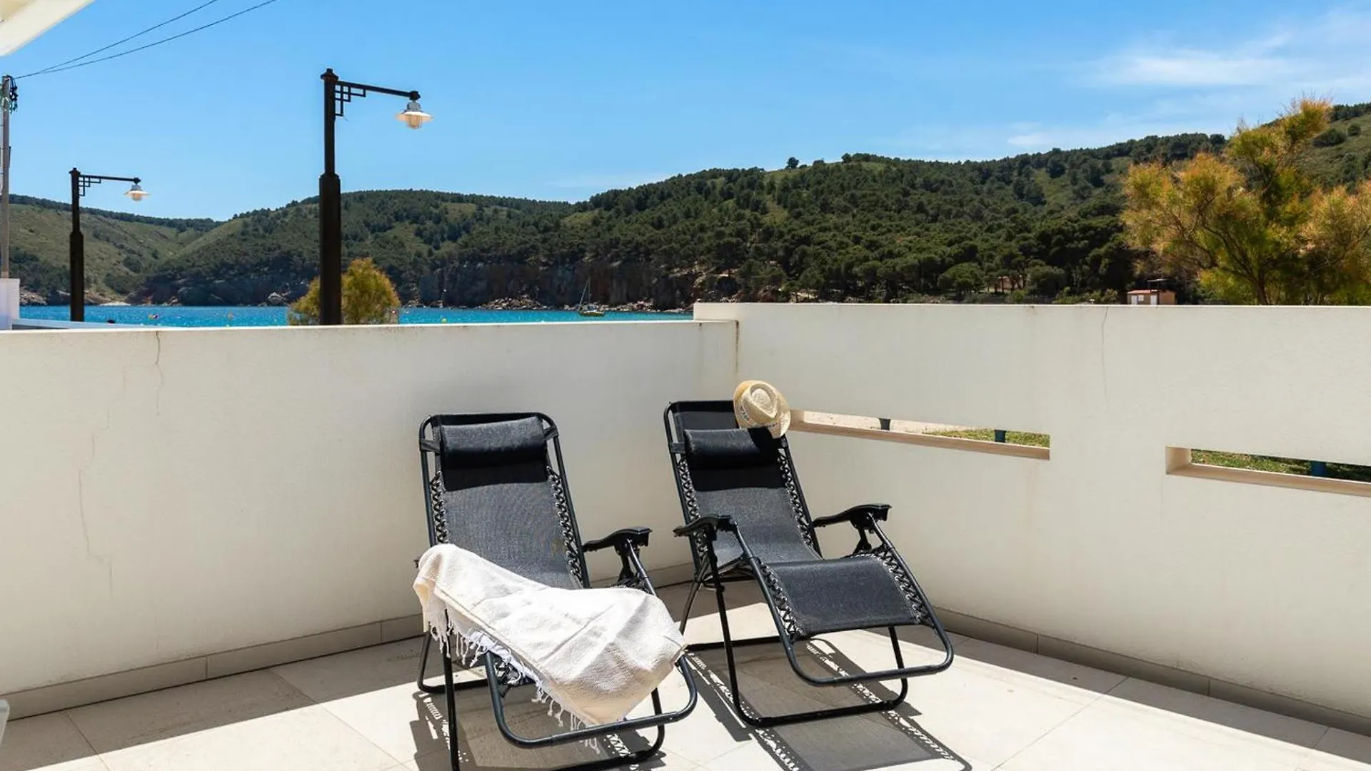 Torroella de Montgrí Ref. Montgo Platja 2: Magnifico Apartamento A Pie De Playa En Cala Montgo ! - Es-325-26